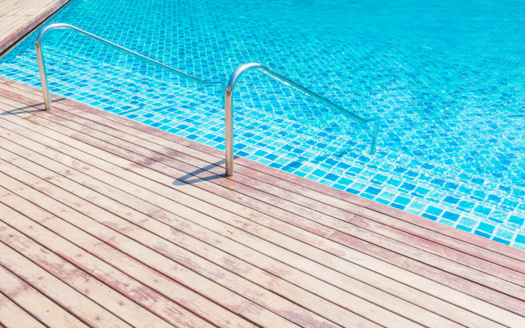 Tarima de madera sintética instalada junto a piscina exterior