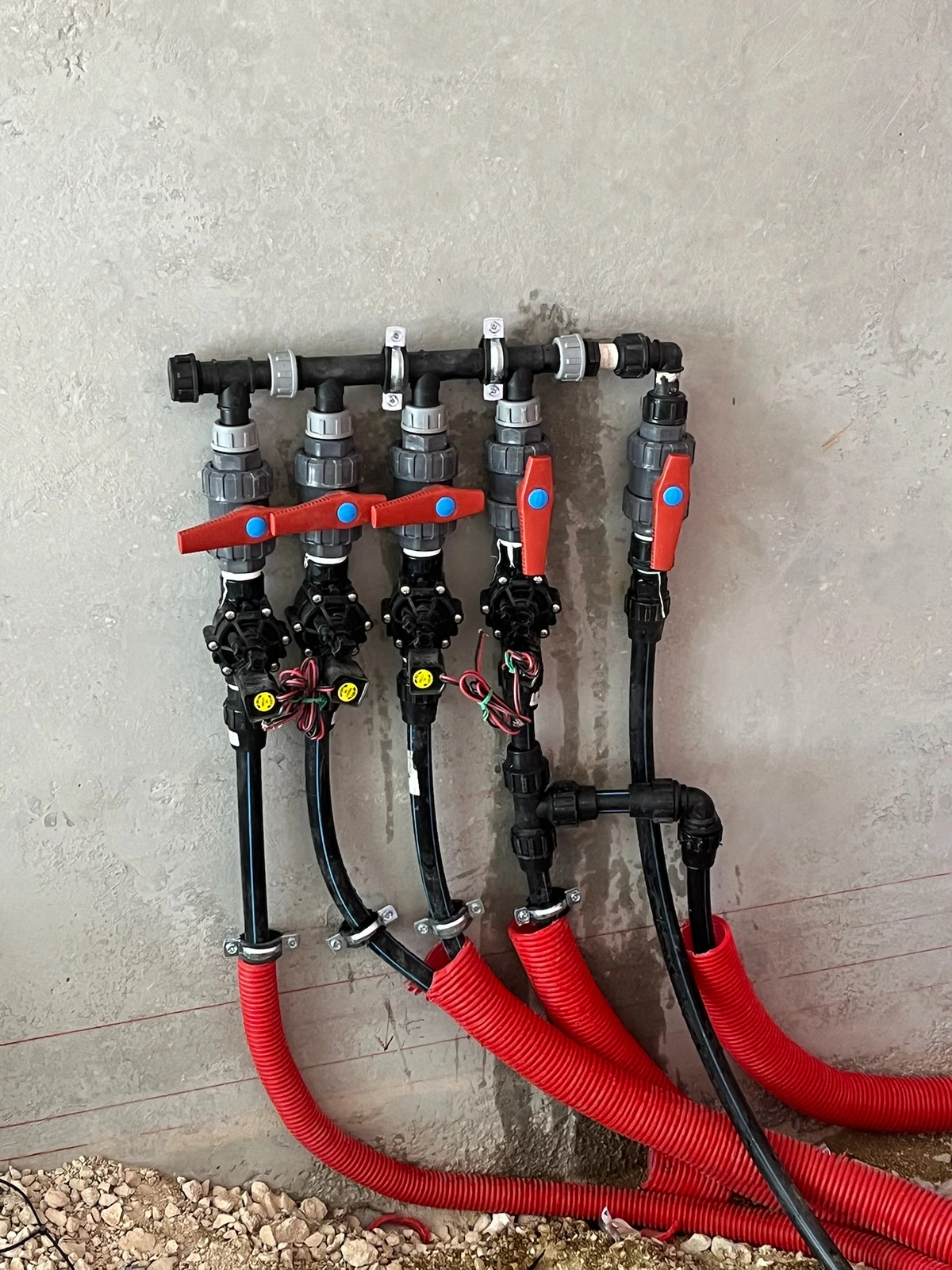 Colector de electroválvulas para sistema de riego automático en jardín