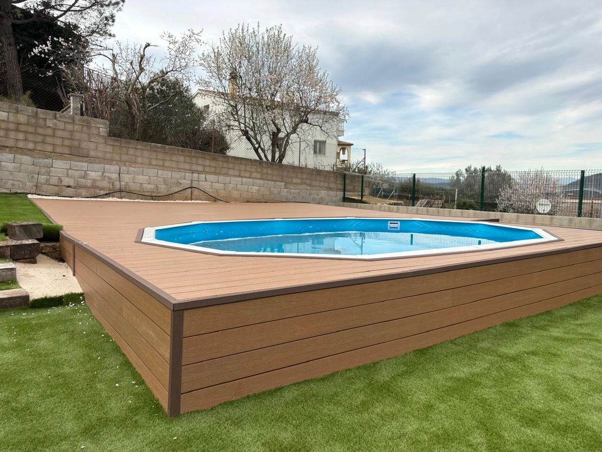 Tarima sintética de composite instalada alrededor de una piscina elevada