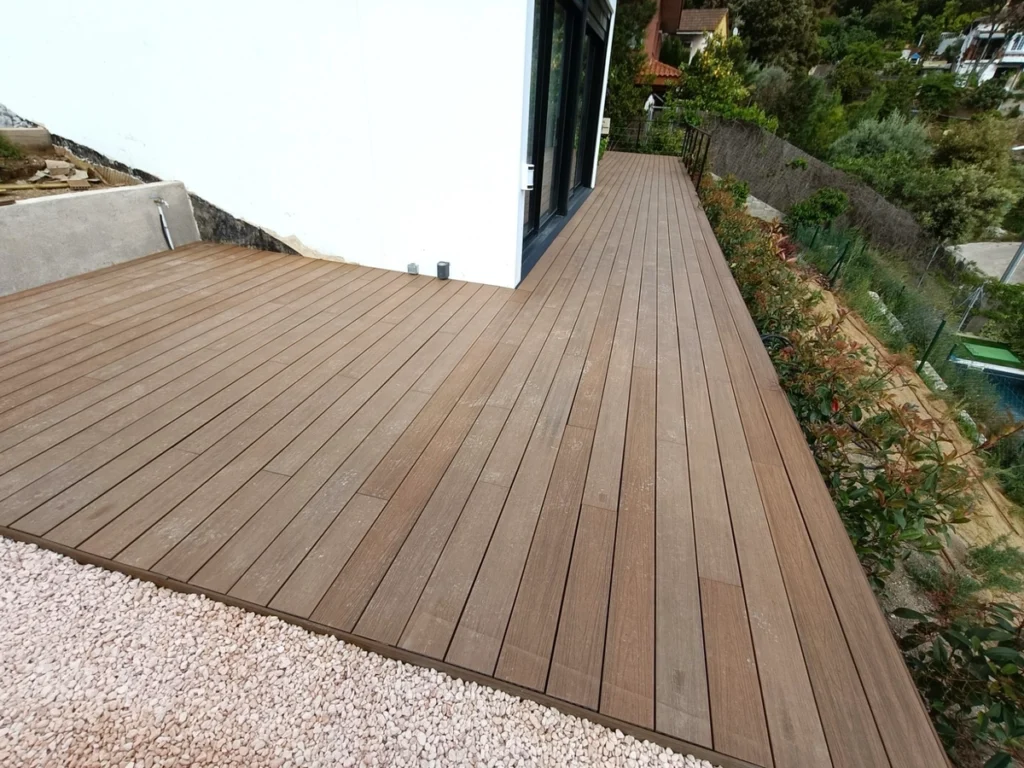 Tarima sintética tipo composite instalada en una terraza exterior de vivienda unifamiliar