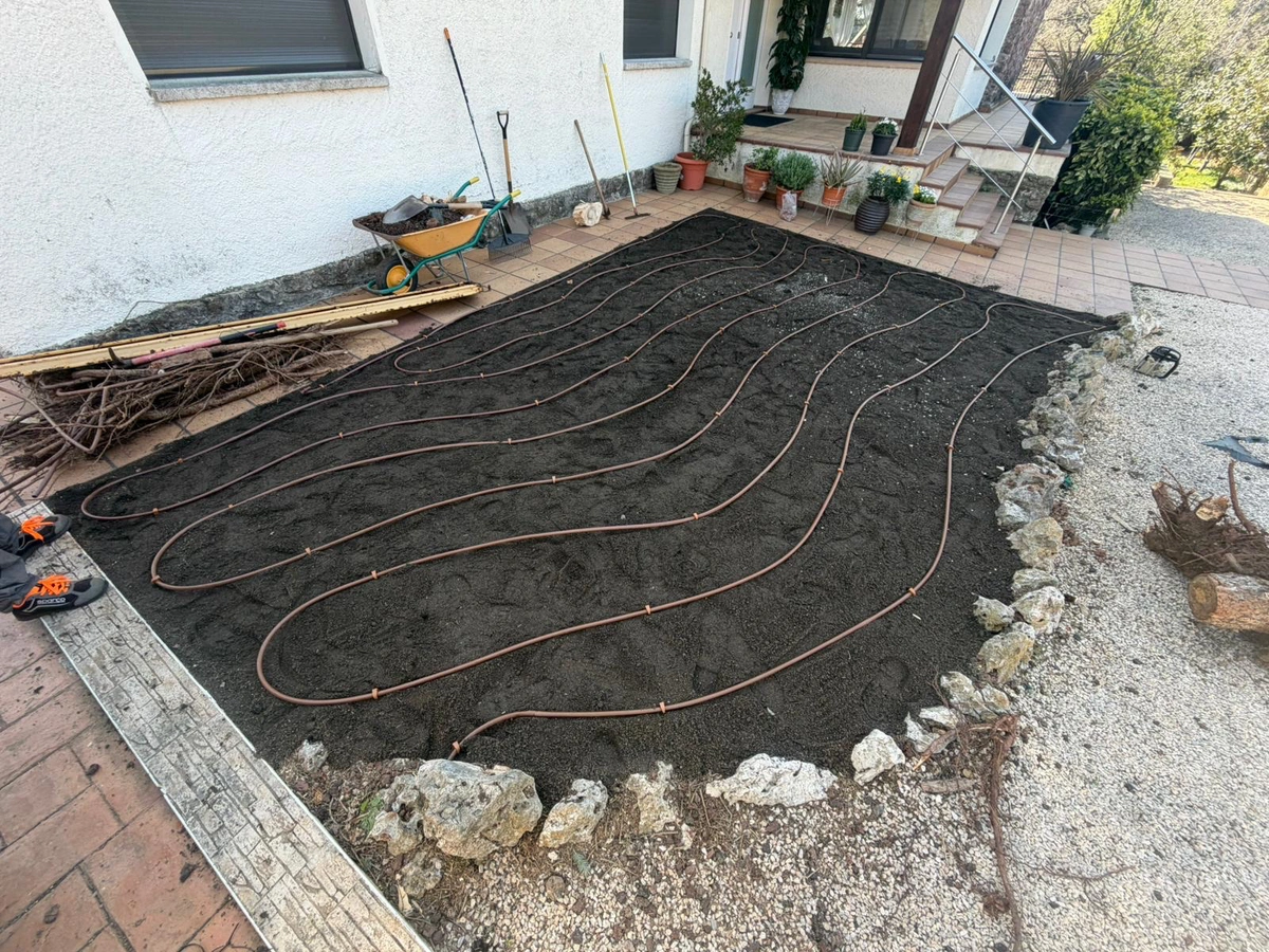 Instalación de líneas de riego por goteo antes de plantar el jardín