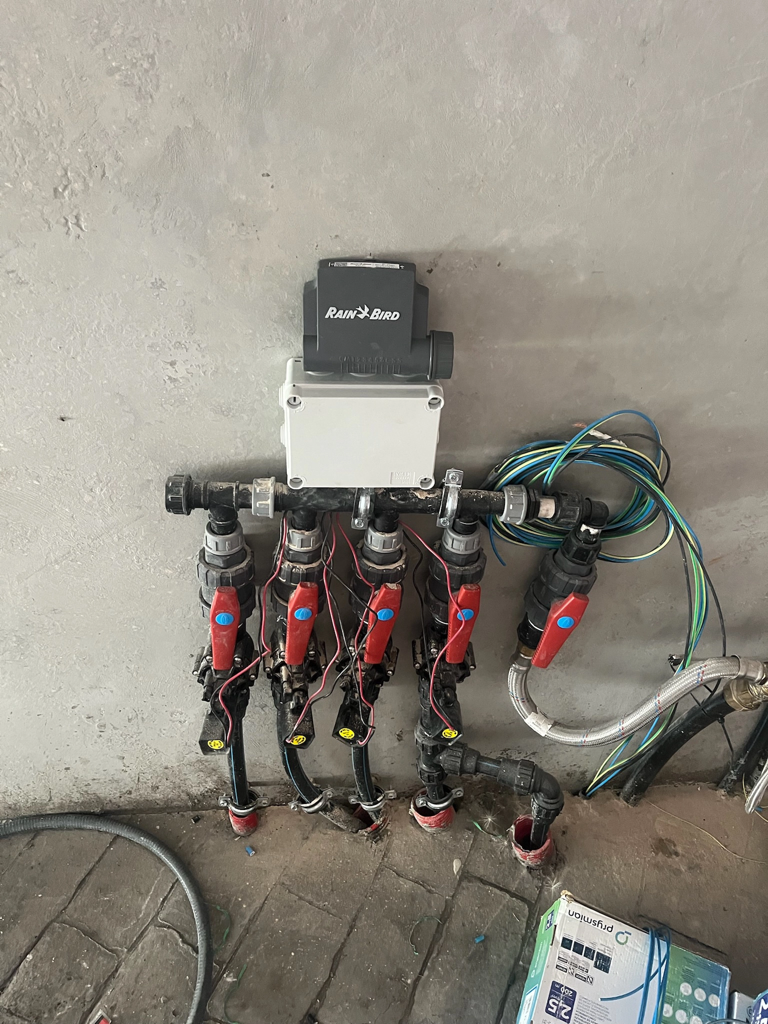 Sistema de riego automático con programador y válvulas por sectores